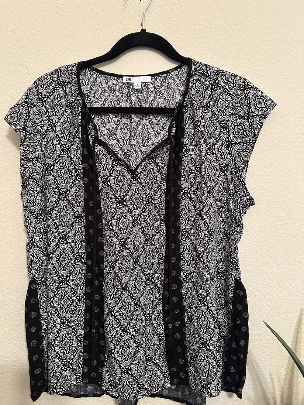 DR2 Black and White Patterned Cap Sleeve Blouse